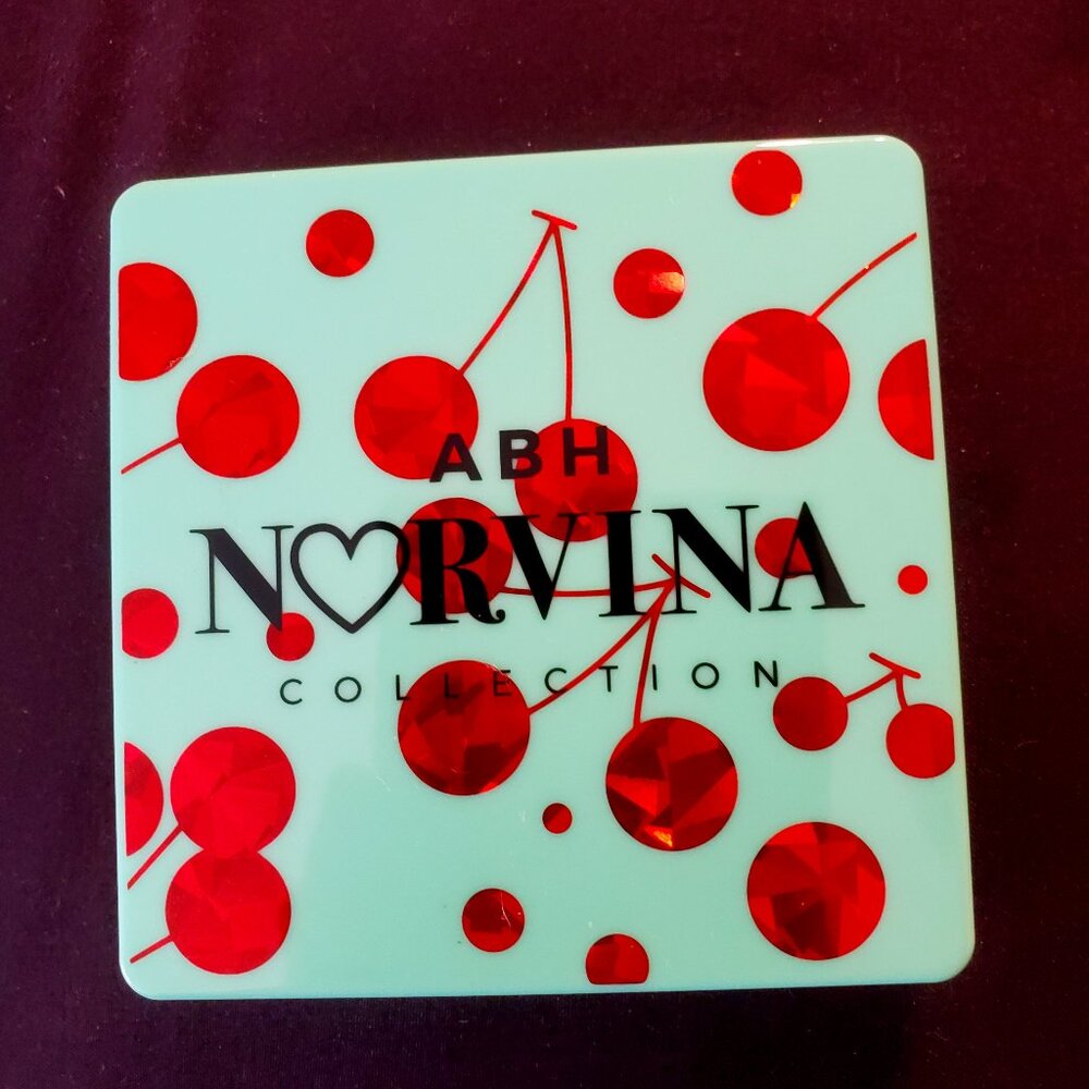 NWOT, NORVINA 3 MINI PALETTE.